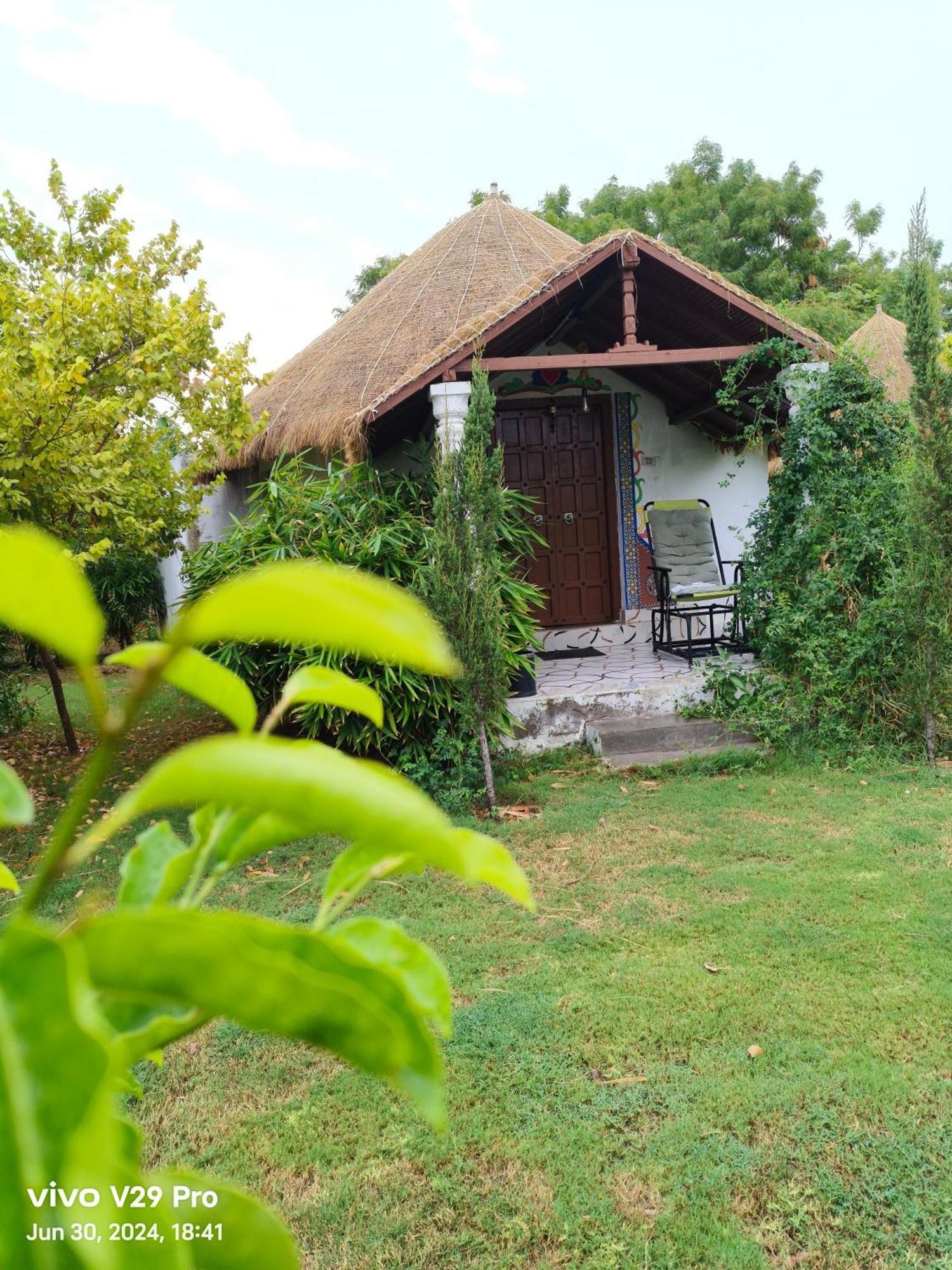 Modhera Sunrise Resort - Tents Bhungas Jungle Restaurants & Candlelight Dining Kalri Exterior foto